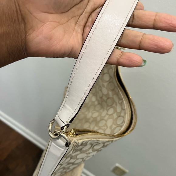 Signature Coach - Picture 8 of 11